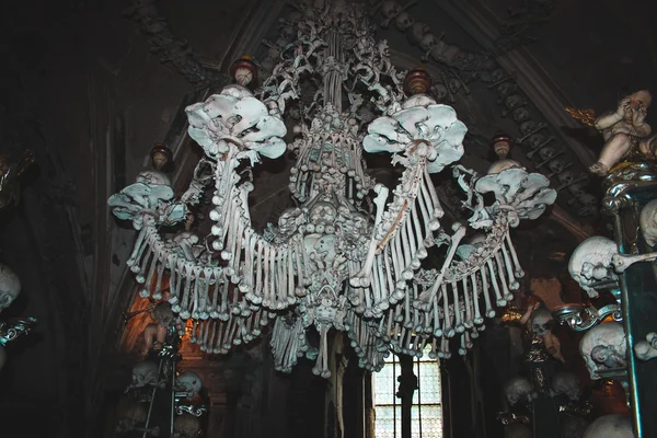 Doğal insan kemikleri üzerinde yapılan avize. Kutna Hora. Czeh Cumhuriyeti.