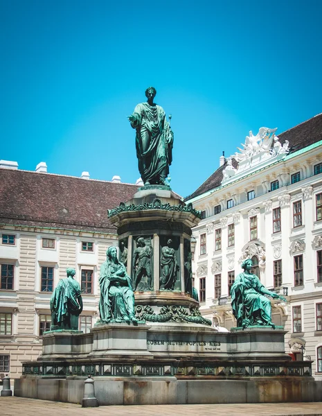 Monument voor keizer Franz ik in de Zwitserse rechtbank. Vienna, Oostenrijk — Stockfoto