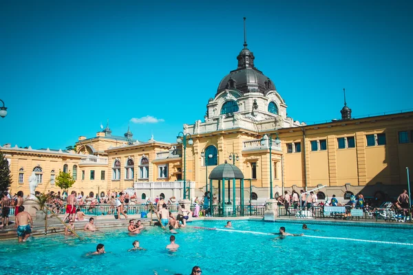 Thermische zwembad in Boedapest, Hongarije — Stockfoto