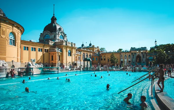 Thermische zwembad in Boedapest, Hongarije — Stockfoto