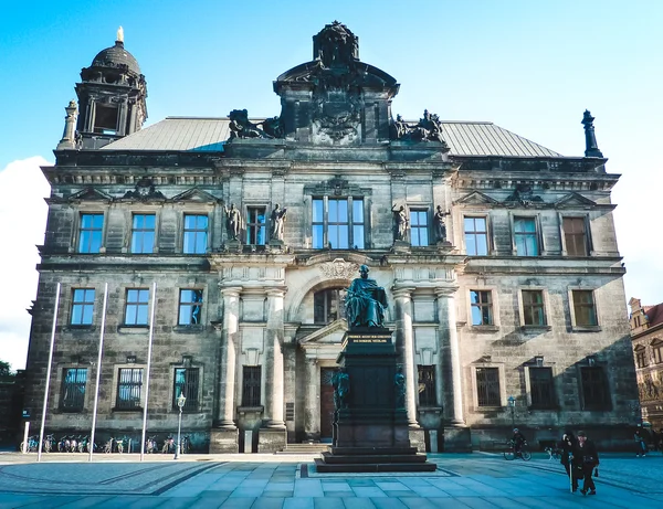 Altes schönes landgerichtsgebäude in dresden — Stockfoto