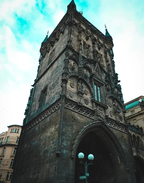 Prasna brana, poeder Tower.Ancient gebouw in Praag. — Stockfoto