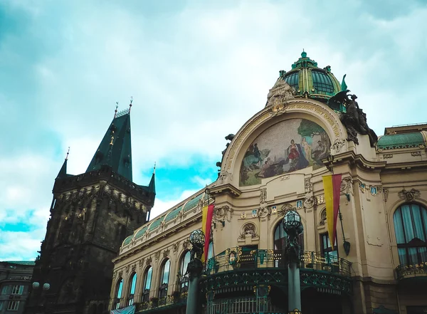 Kruittoren en sociale huis in Praag, Tsjechië — Stockfoto