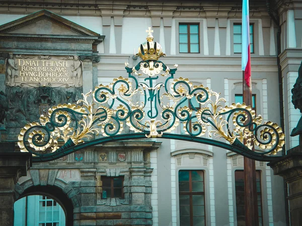 Золоті арки Празький град — стокове фото
