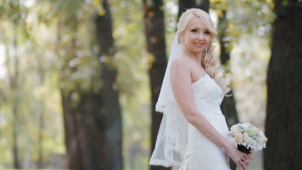 Mujer joven posando para el fotógrafo. Sesión de fotos de boda . — Vídeos de Stock