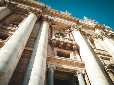 St. Peter's Basilica. Aşağıdan görüntülemek.