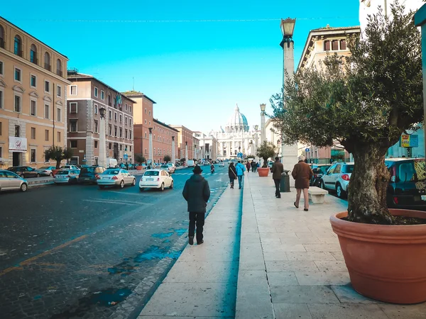 Saint Peter Meydanı önde gelen sokak. İtalya, Vatikan.