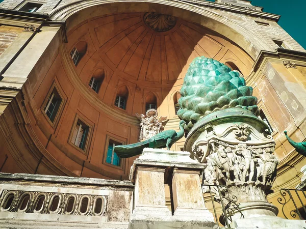 ベルヴェデーレ宮殿。バンプの形状に青銅色の噴水。バチカン市国, イタリア. — ストック写真