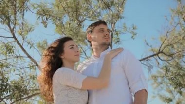 Genç çift gölge ağacı