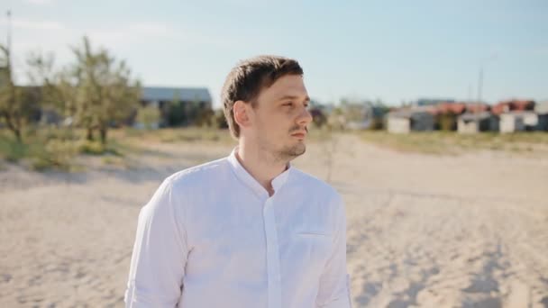 Jeune homme caucasien sur la plage — Video