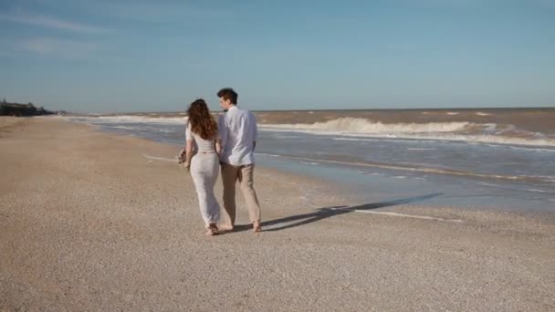 Jovem casal à beira-mar — Vídeo de Stock