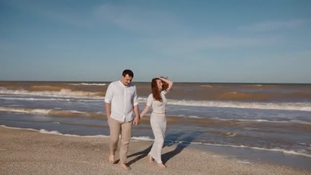 Jovem casal à beira-mar — Vídeo de Stock