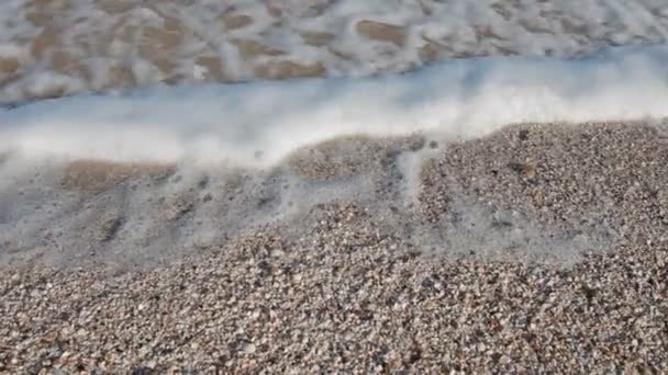 Lavagens de ondas em terra — Vídeo de Stock