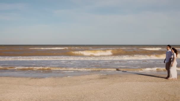 Jong koppel aan de kust — Stockvideo