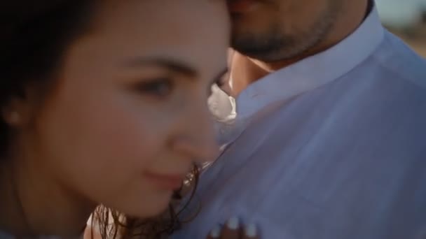 Jeune femme caucasienne mettre sa main sur l'épaule 