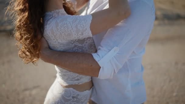 Jonge Kaukasische paar op het strand — Stockvideo