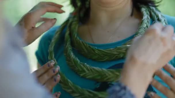 Les femmes essayent des bijoux faits de matériaux naturels — Video