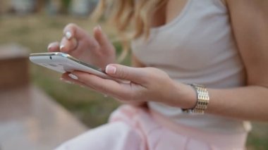 Sarışın genç kadın telefonunu açık kullanın