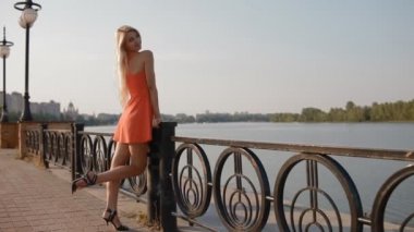 Genç kadın poz için fotoğrafçı Nehri yakınında