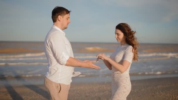 White couple on the seaside show their feelings — Stock Video