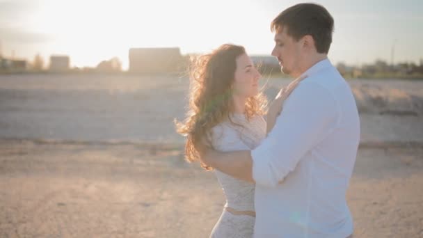 Beyaz genç çift sahilde aşık — Stok video