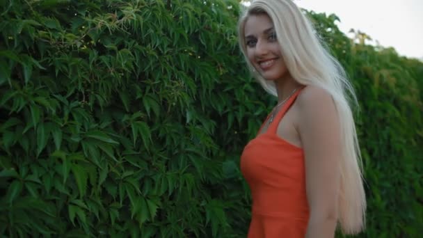 Younf blonde vrouw poseren voor fotograaf — Stockvideo