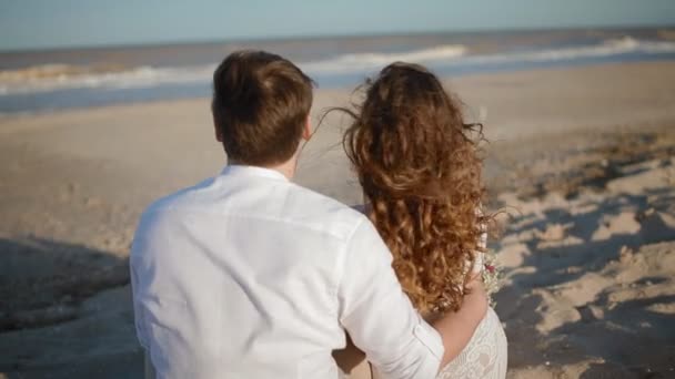 Jonge Kaukasische paar uitkijken op de zee — Stockvideo