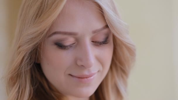 Portret van blond jonge vrouw close-up — Stockvideo