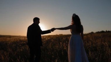 Günbatımında gelin çifti