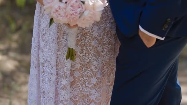 Bruid houden boeket van roze peones — Stockvideo