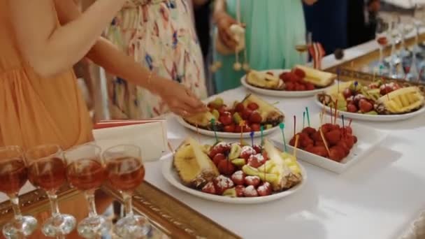 Menschen essen Früchte auf der Party im Freien. — Stockvideo