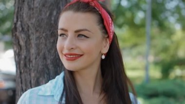 Genç Amerikalı kadın poz fotoğrafın açık