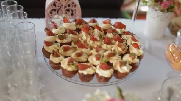 Barra de doces na mesa — Vídeo de Stock