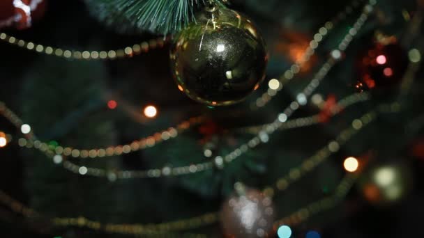 Árbol de Año Nuevo con juguetes y luces — Vídeo de stock