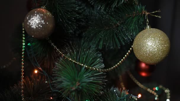 Árbol de Año Nuevo con juguetes y luces — Vídeo de stock