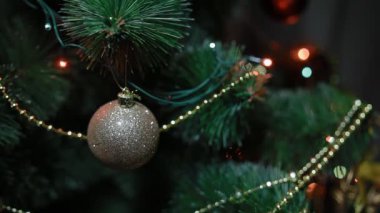 Oyuncaklar ve ışıklar ile yeni yıl ağacı