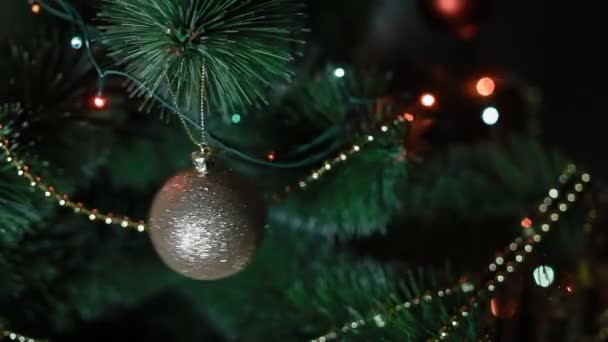 Árbol de Año Nuevo con juguetes y luces — Vídeo de stock