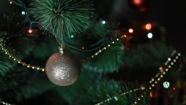 Albero di Capodanno con giocattoli e luci — Video Stock