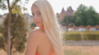 Kamera önünde beyaz genç kız