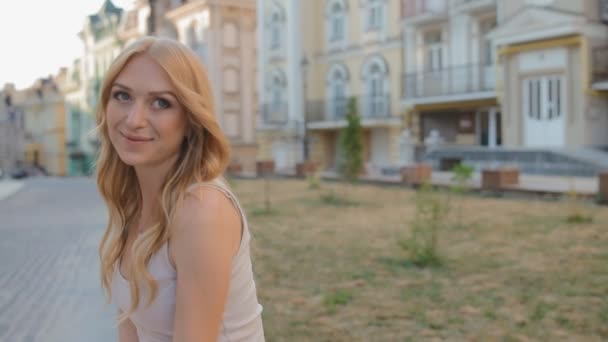 Retrato de la joven dama blanca al aire libre en la ciudad — Vídeos de Stock