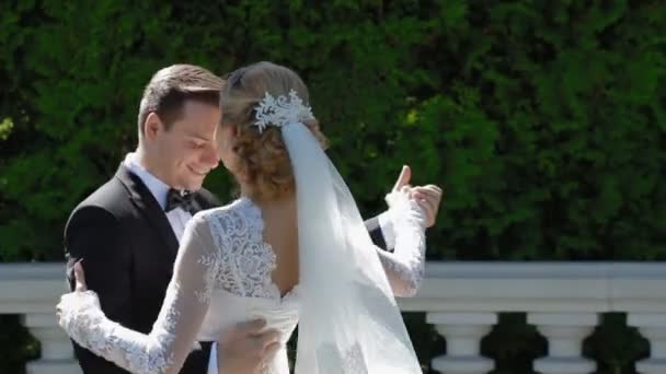 Novia y novio bailan al aire libre en un día soleado — Vídeo de stock