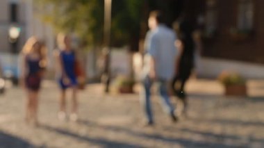 Odak görüntüleri dışında. İnsanlar sokakta yürürken.