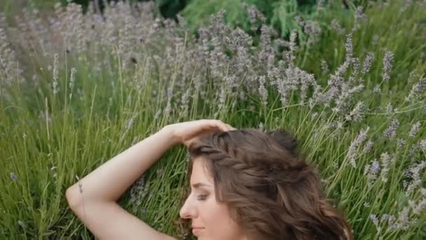 Ung kvinna gå till fotograf i lavendel — Stockvideo