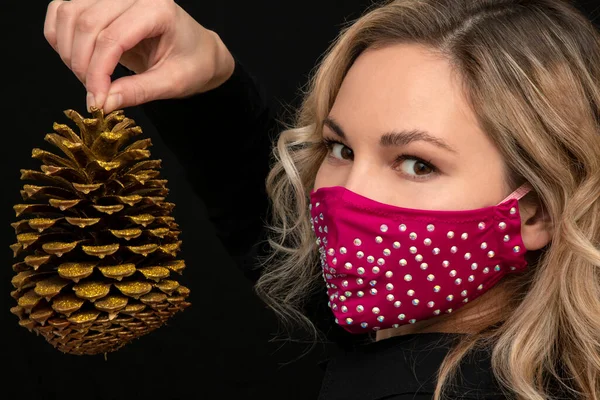 Zarif bir tıbbi maske takmış, mücevherleri olan bir kız.