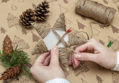 Arka planda Noel ağacı yıldızı için el yapımı eşyalar ve yazması mutlu noeller.