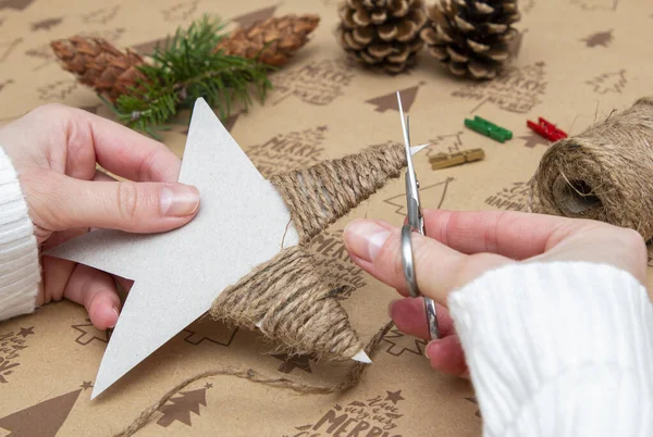 Arka planda Noel ağacı yıldızı için el yapımı eşyalar ve yazması mutlu noeller.
