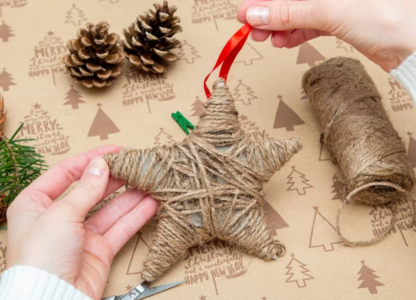 Arka planda Noel ağacı yıldızı için el yapımı eşyalar ve yazması mutlu noeller.