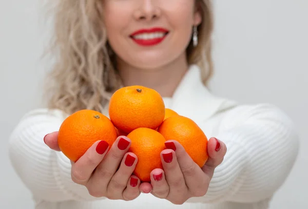 Una Hermosa Chica Ofrece Montón Frescas Mandarinas Brillantes — Foto de Stock