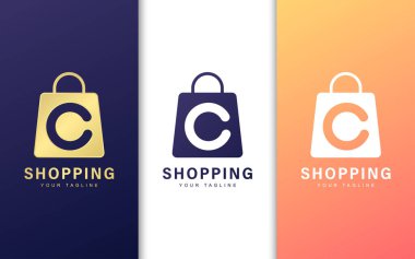 C harfi amblemi alışveriş çantasında. Modern ticaret logosu kavramı
