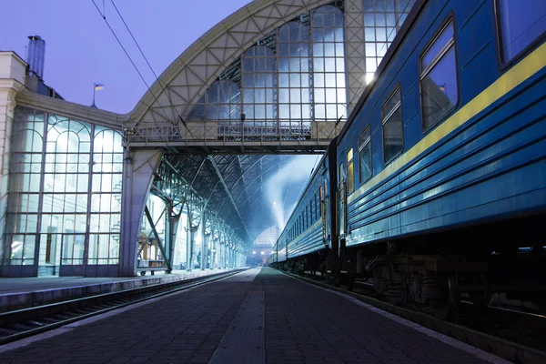 Der zug auf dem bahnsteig des bahnhofs in lviv . — Stockfoto